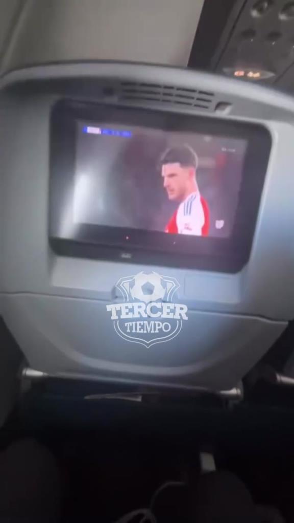 國內(nèi)航空也需要這個(gè)！球迷在飛機(jī)上觀看歐冠阿森納vs皇馬