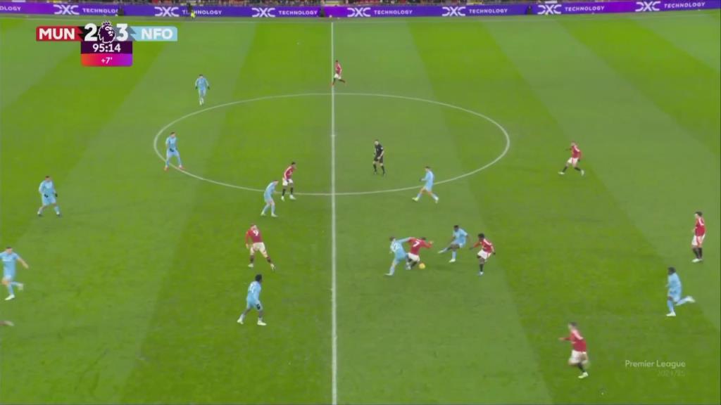 神金！此前補(bǔ)時(shí)階段奧納納開任意球和裁判搞巔峰對決