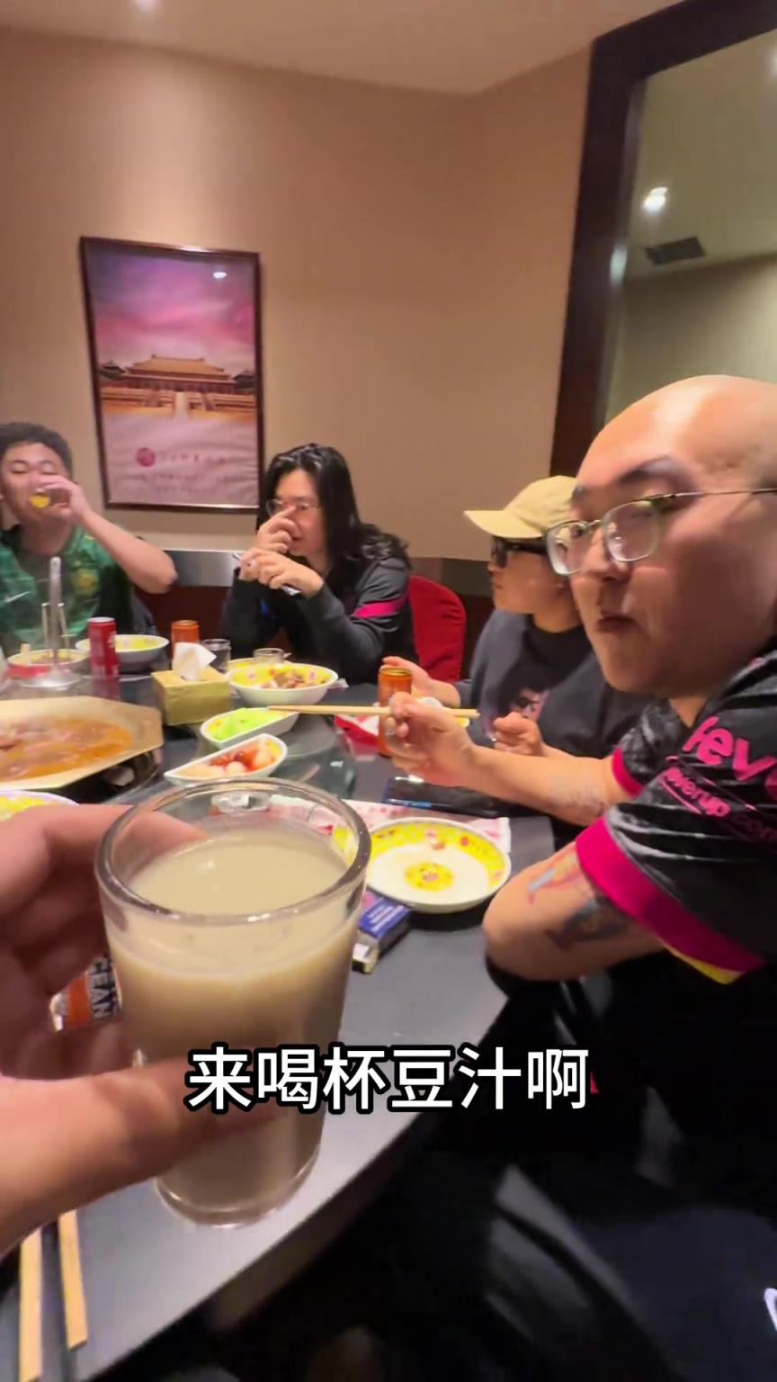 爆笑，青島西海岸球迷到北京后得知比賽延期，只能喝豆汁消愁