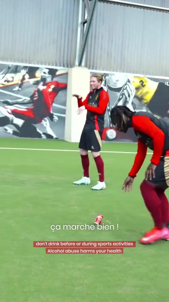 來(lái)自贊助商的任務(wù)！德布勞內(nèi)的顛啤酒瓶挑戰(zhàn)！