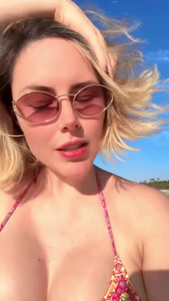 這泳衣尺碼小了！歐冠女主持這身材真的呼之欲出