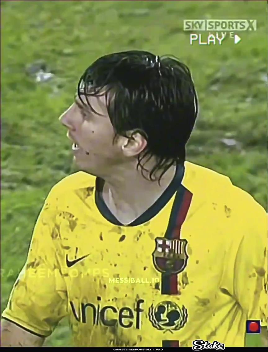 當(dāng)時(shí)下著前所未有的大雨，球場(chǎng)上有一個(gè)水坑，梅西從水坑里拿起球