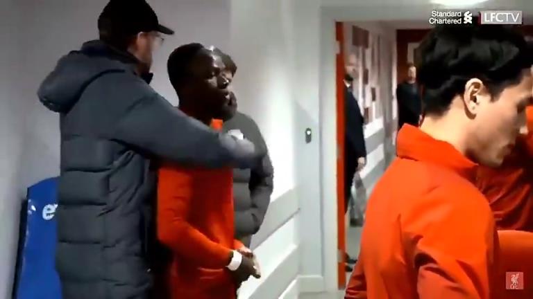 笑死了！渣叔慶祝馬內(nèi)奪非洲杯 突然薩拉赫走了出來(lái)