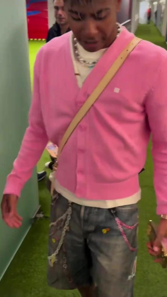 亞馬爾賽后穿搭，阿勞霍調(diào)侃：我女兒的夾克