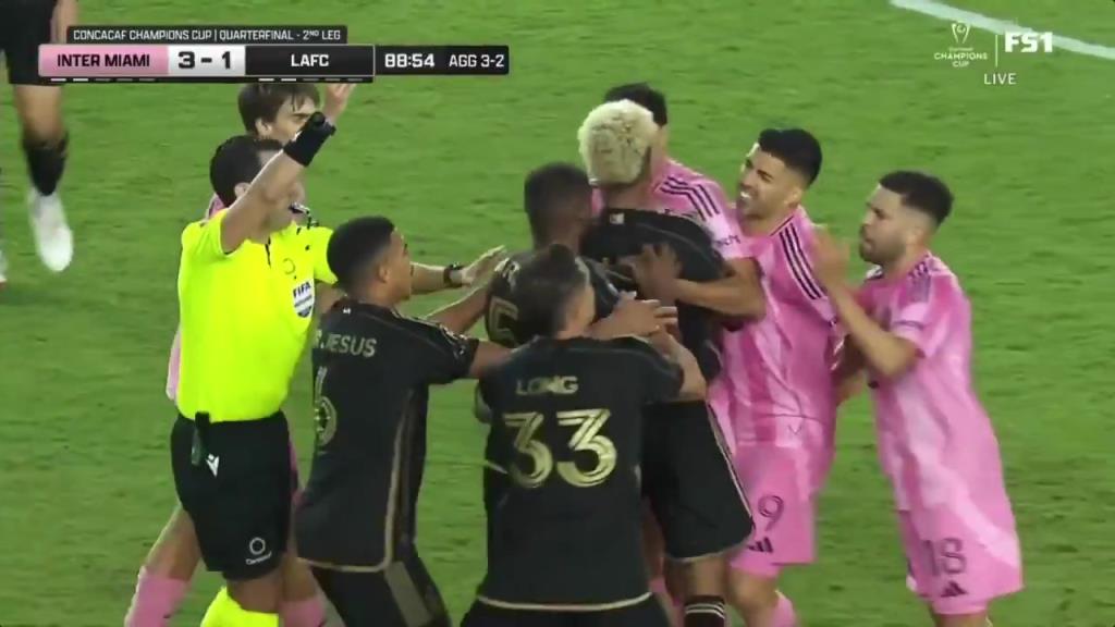 倆活寶！蘇亞雷斯差點(diǎn)把阿爾巴掐到喘不過(guò)氣你倆是來(lái)吵架嘛