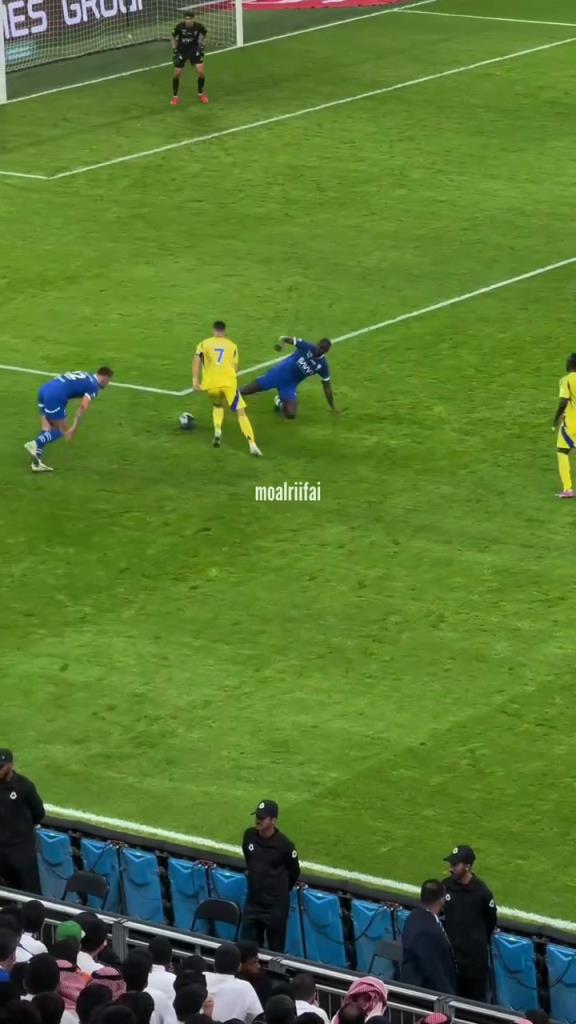 一個(gè)純粹的運(yùn)動(dòng)員！40歲的C羅依然在為他心愛(ài)的足球奔跑！