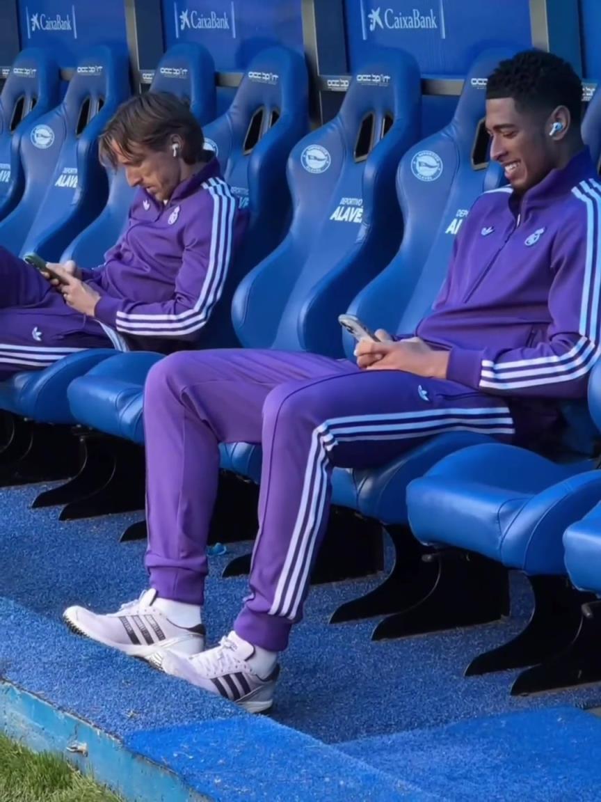 對陣阿拉維斯賽前，猜猜貝林厄姆在笑啥