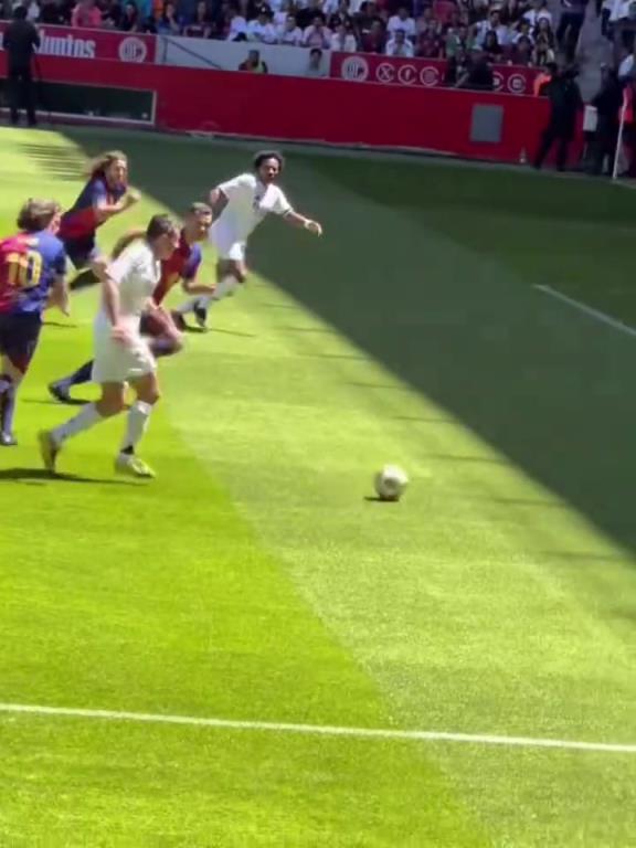 皇馬對陣巴薩傳奇賽，52歲菲戈邊路內切連過2人推射破門