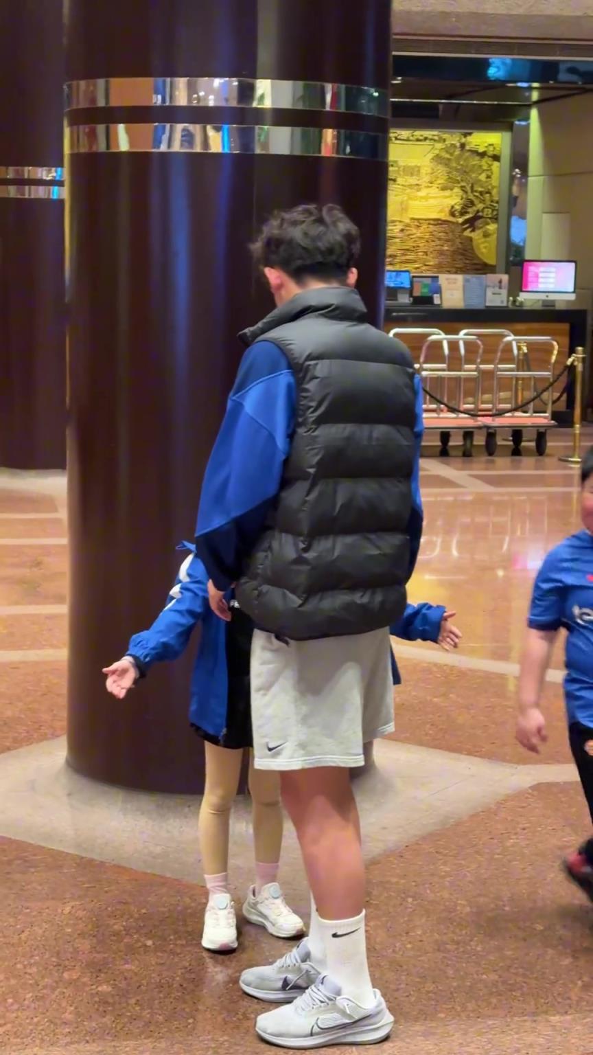 誰懂啊劉誠宇才18歲，擁抱小妹妹時臉都紅到耳根了