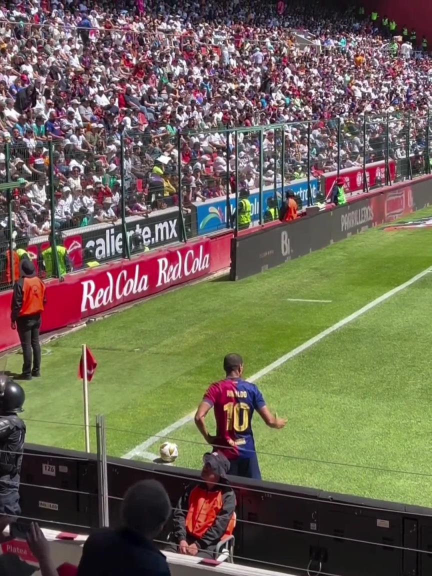 青春！53歲里瓦爾多助攻普約爾暴力頭槌，竟然還是卡西守門！